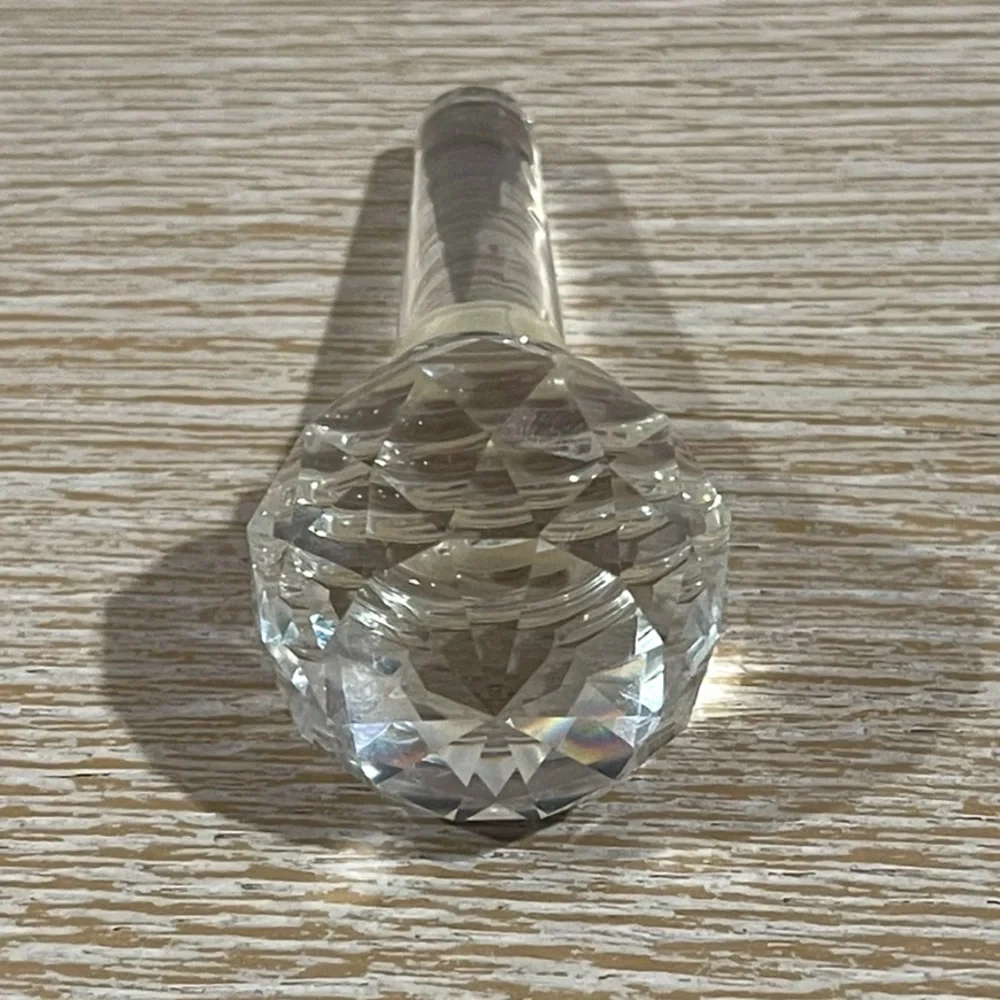 Elegant Crystal Wine Stopper